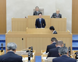 ２期目の前半は、市議会のレベルアップへ議会の制度改革に重点。議会改革推進委員長となり、議会基本条例の制定や通年議会の導入、政務活動費マニュアルの策定など様々な議会改革を達成。