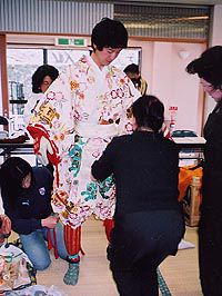 歌舞伎の衣装合わせでのひとコマ。